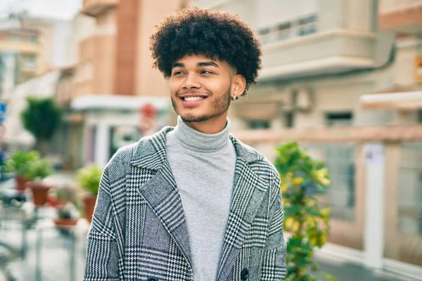 Jonge Afro Amerikaanse Zakenman Glimlachend Blij Staande Stad — Stockfoto