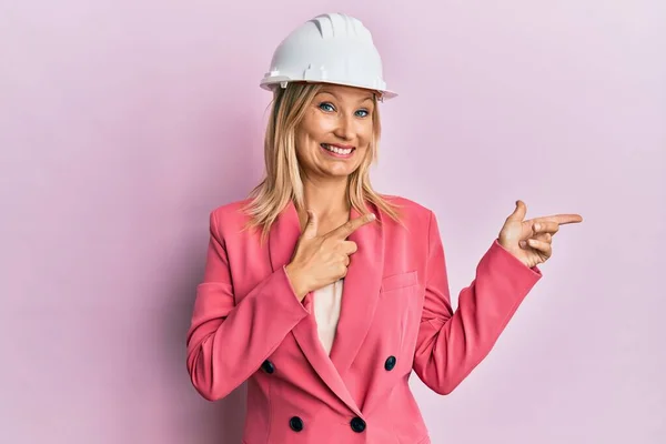 Schöne Blonde Frau Mittleren Alters Die Einen Architekten Hut Trägt — Stockfoto