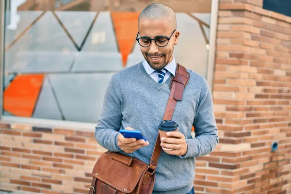 Jovem Empresário Afro Americano Usando Smartphone Bebendo Tirar Café Cidade — Fotografia de Stock