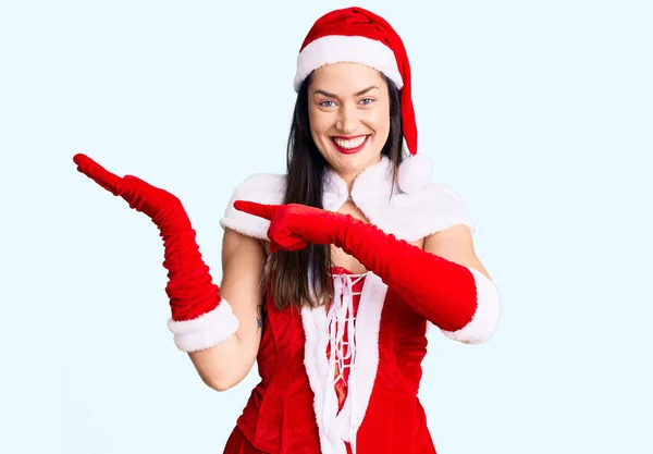 Ung Vacker Kaukasiska Kvinna Bär Santa Claus Kostym Förvånad Och — Stockfoto