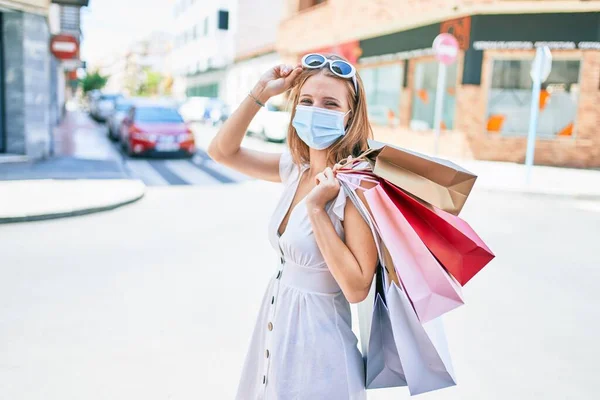 Jonge Blonde Vrouw Draagt Medisch Masker Houden Boodschappentassen Straat Van — Stockfoto