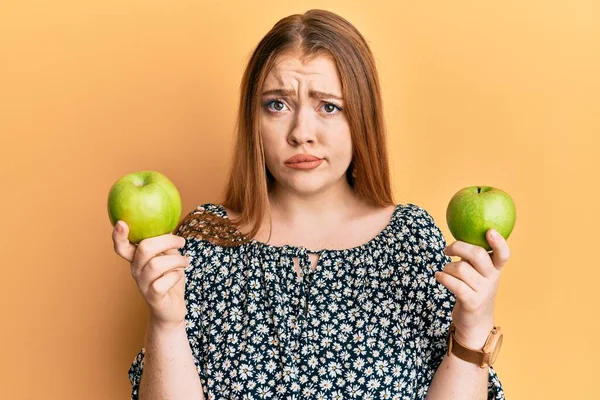 Jeune Belle Rousse Femme Tenant Des Pommes Vertes Sceptique Nerveux — Photo