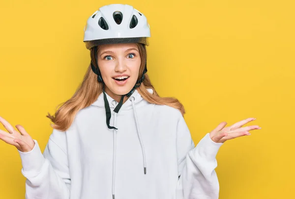 Bisiklet Kaskı Takan Güzel Beyaz Kız Zaferi Mutlu Bir Gülümsemeyle — Stok fotoğraf