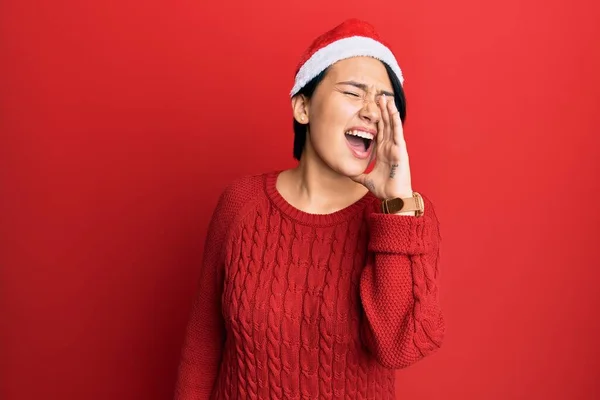 Mulher Bonita Com Cabelo Curto Usando Chapéu Natal Gritando Gritando — Fotografia de Stock