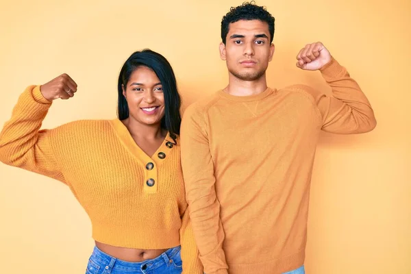 Güzel Latin Genç Bir Çift Günlük Kıyafetlerini Giyip Güçlü Kendinden — Stok fotoğraf