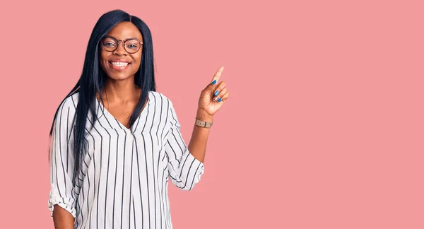 Ung Afrikansk Amerikansk Kvinna Bär Casual Kläder Och Glasögon Med — Stockfoto