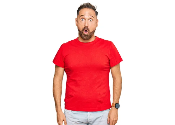 Schöner Mann Mittleren Alters Lässigem Roten Shirt Ängstlich Und Schockiert — Stockfoto