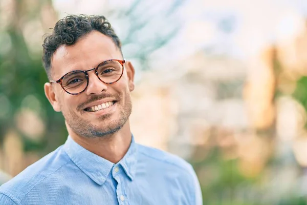 Junger Hispanischer Geschäftsmann Lächelt Glücklich Der Stadt — Stockfoto