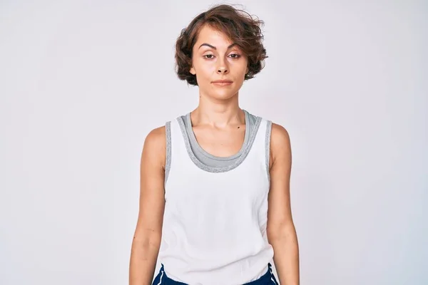 Junge Hispanische Frau Sportkleidung Mit Ernstem Gesichtsausdruck Einfacher Und Natürlicher — Stockfoto