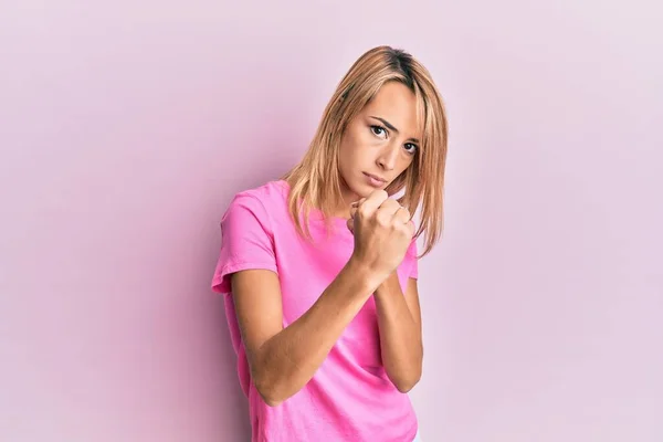 Beautiful Blonde Woman Wearing Casual Pink Tshirt Ready Fight Fist — Foto de Stock