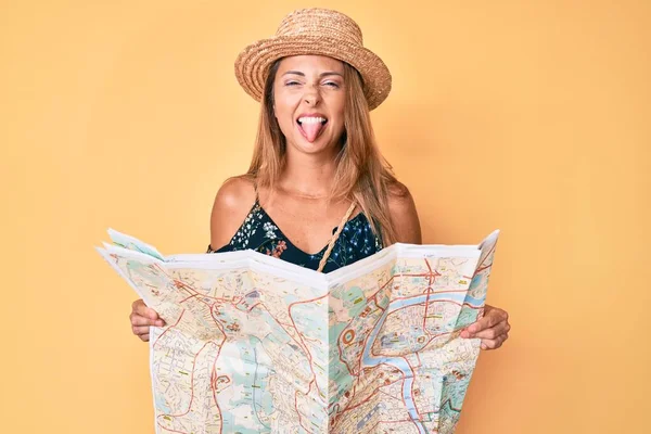 Mujer Hispana Mediana Edad Con Sombrero Verano Sosteniendo Mapa Sacando — Foto de Stock