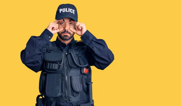 若いですヒスパニック系の男を着て警察の制服指で目を開こうとしています 眠いと朝の疲労のために疲れて — ストック写真