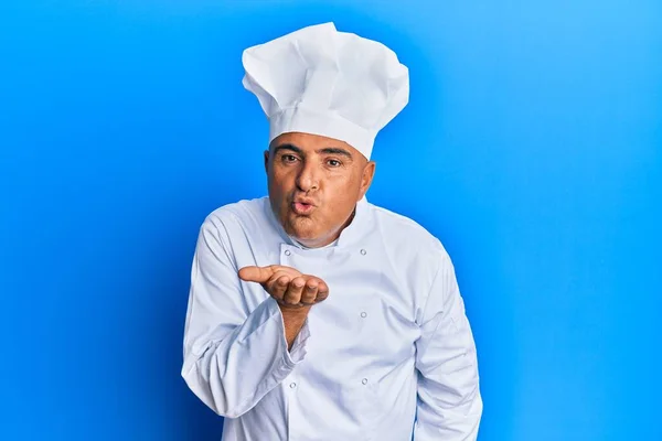 Hombre Maduro Oriente Medio Vistiendo Uniforme Cocinero Profesional Sombrero Mirando —  Fotos de Stock