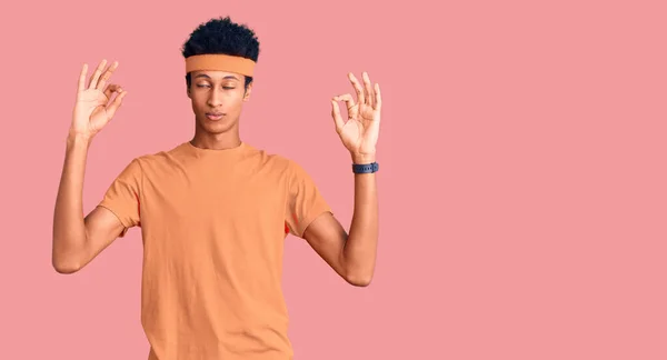 Jovem Afro Americano Vestindo Roupas Esportivas Relaxar Sorrir Com Olhos — Fotografia de Stock