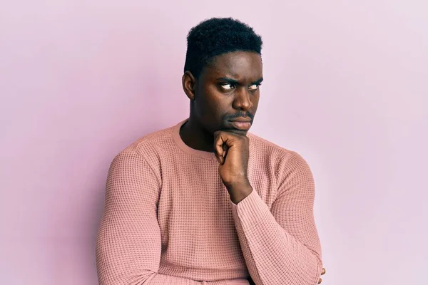 Hombre Negro Guapo Con Ropa Casual Cara Seria Pensando Pregunta — Foto de Stock