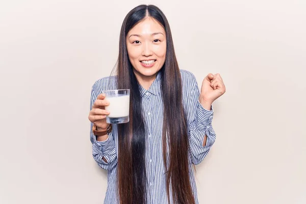 Νεαρή Όμορφη Κινέζα Γυναίκα Πίνει Ένα Ποτήρι Γάλα Ουρλιάζοντας Περήφανη — Φωτογραφία Αρχείου