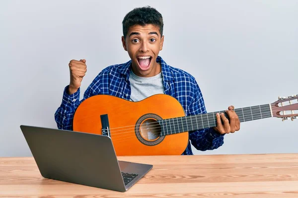 Joven Hombre Afroamericano Guapo Aprendiendo Guitarra Clásica Tutorial Línea Gritando —  Fotos de Stock