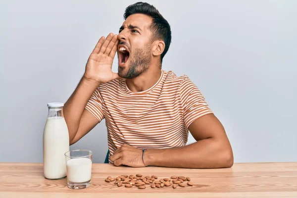 Hombre Hispano Guapo Bebiendo Leche Sana Almendras Gritando Gritando Fuerte — Foto de Stock