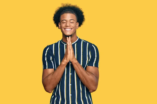 Afro Saçlı Sıradan Giyinmiş Elleri Bağlı Yalvaran Dua Eden Yüzünde — Stok fotoğraf