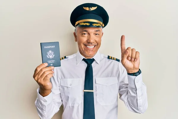 Bello Uomo Pilota Maturo Mezza Età Con Passaporto Usa Sorridente — Foto Stock