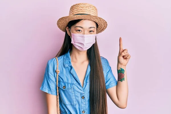 Νεαρή Κινέζα Που Φοράει Ιατρική Μάσκα Καλοκαίρι Χαμογελώντας Μια Ιδέα — Φωτογραφία Αρχείου