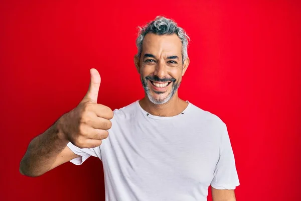 Orta Yaşlı Beyaz Tişört Giyen Mutlu Pozitif Gülümseyen Mükemmel Onay — Stok fotoğraf
