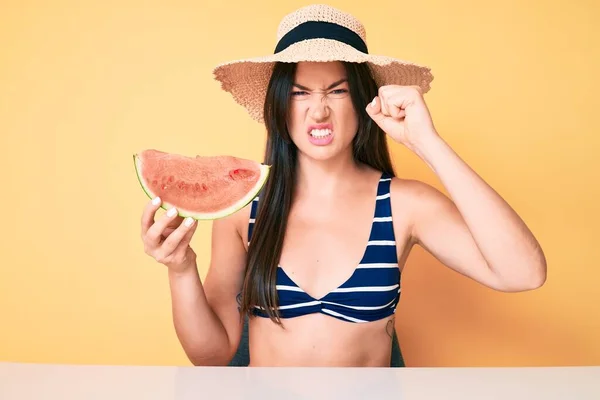 Ung Vakker Kvinne Med Bikini Hatt Som Holder Vannmelon Skive – stockfoto