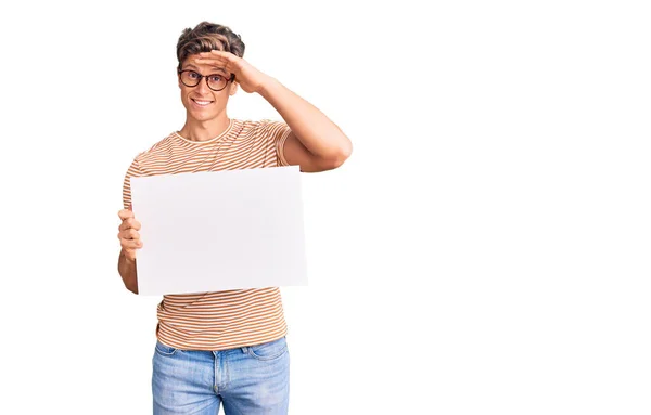 Jovem Homem Bonito Segurando Banner Vazio Branco Estressado Frustrado Com — Fotografia de Stock