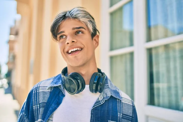 Jovem Hispânico Sorrindo Feliz Usando Fones Ouvido Andando Cidade — Fotografia de Stock