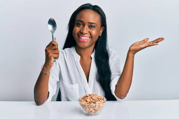 Ung Afrikansk Kvinna Äter Friska Fullkorn Sellöron Fira Prestation Med — Stockfoto