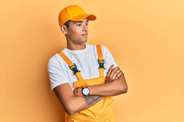 Ung Vacker Afrikansk Amerikansk Man Bär Hantverkare Uniform Över Gul — Stockfoto