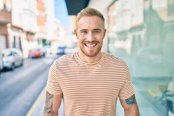 Genç İrlandalı adam gülümsüyor. Şehrin caddesinde mutlu bir şekilde yürüyor..