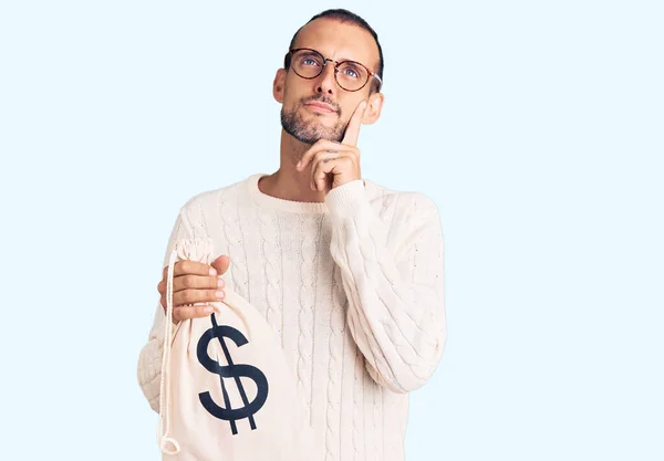 Jovem Homem Bonito Segurando Saco Dinheiro Com Símbolo Dólar Rosto — Fotografia de Stock