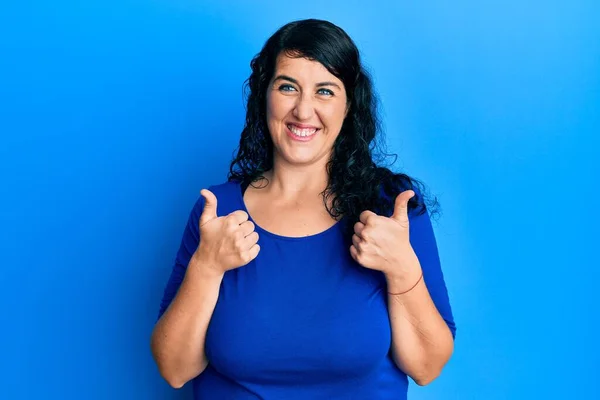 Más Tamaño Morena Mujer Usando Casual Camiseta Azul Signo Éxito —  Fotos de Stock