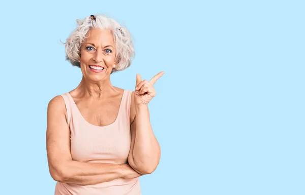 Senior Mulher Cabelos Grisalhos Vestindo Roupas Casuais Sorrindo Feliz Apontando — Fotografia de Stock