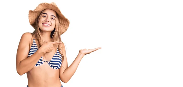 Giovane Bella Donna Bionda Che Indossa Bikini Cappello Stupito Sorridente — Foto Stock