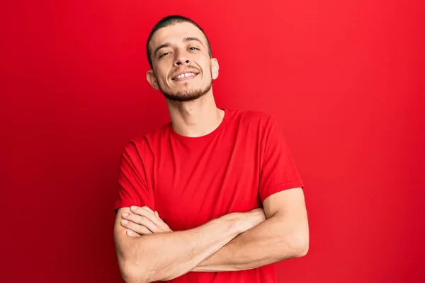 Joven Hispano Vistiendo Camiseta Roja Casual Cara Feliz Sonriendo Con — Foto de Stock