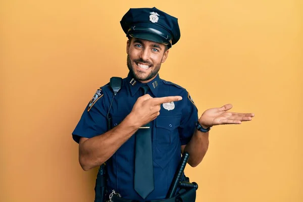 Snygg Hispanic Man Klädd Polis Uniform Förvånad Och Ler Mot — Stockfoto