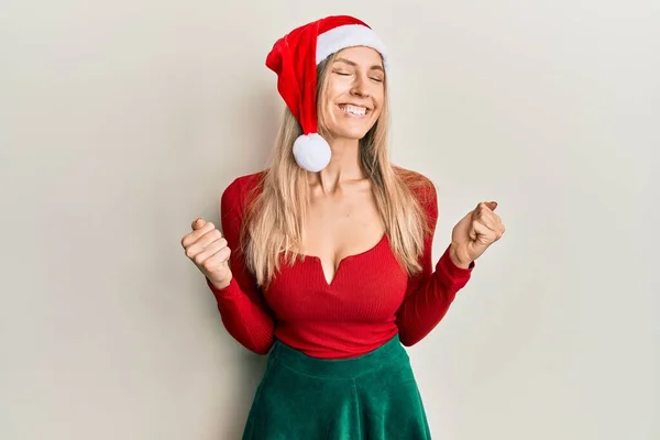 Mulher Branca Bonita Vestindo Traje Natal Chapéu Animado Para Sucesso — Fotografia de Stock