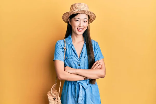 Jonge Chinese Vrouw Met Zomerhoed Vrolijk Gezicht Glimlachend Met Gekruiste — Stockfoto