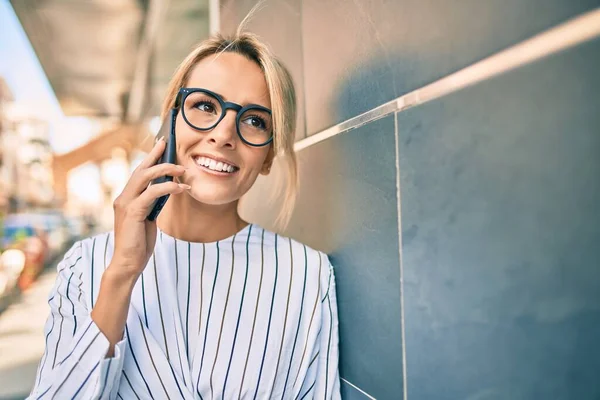 Joven Empresaria Rubia Sonriendo Feliz Apoyada Pared Ciudad — Foto de Stock