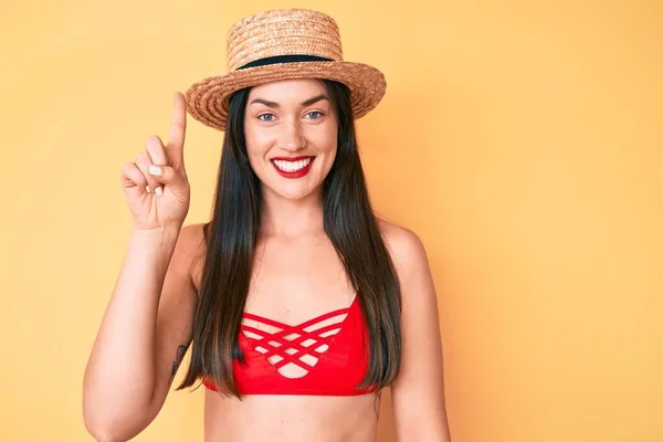 Joven Hermosa Mujer Caucásica Con Bikini Sombrero Sonriendo Con Una —  Fotos de Stock