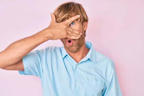 Ung Blond Man Bär Casual Kläder Kika Chock Täcker Ansikte — Stockfoto