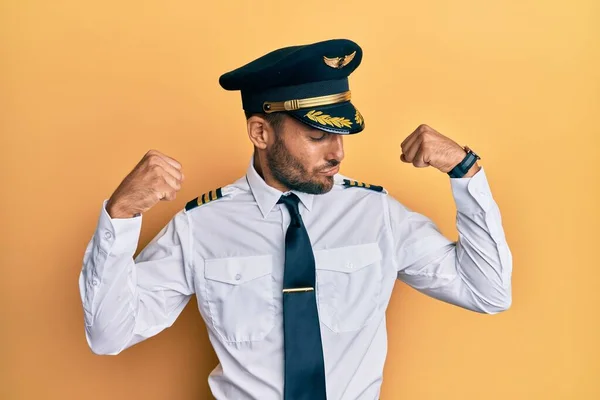 Hezký Hispánec Uniformě Pilota Letadla Ukazující Hrdě Usmívající Svaly Pažích — Stock fotografie