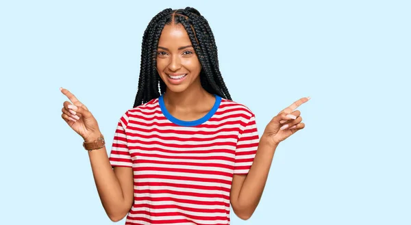 Hermosa Mujer Hispana Vistiendo Ropa Casual Sonriendo Confiada Señalando Con —  Fotos de Stock