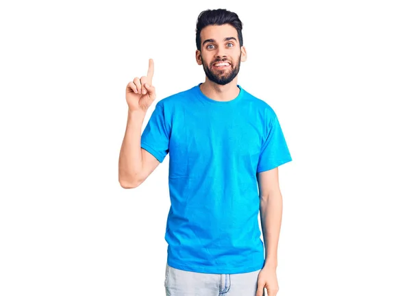 Joven Hombre Guapo Con Barba Con Camiseta Casual Mostrando Señalando —  Fotos de Stock