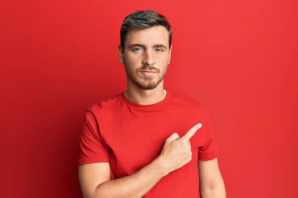 Bonito Homem Caucasiano Vestindo Camiseta Vermelha Casual Apontando Com Dedo — Fotografia de Stock