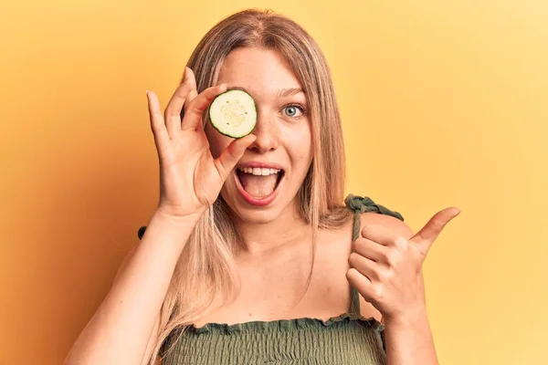 Mladá Krásná Blondýnka Žena Drží Plátek Okurky Ukazující Palec Nahoru — Stock fotografie