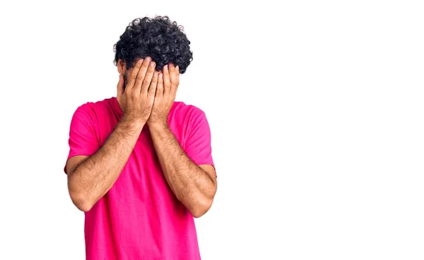 Jovem Bonito Com Cabelo Encaracolado Urso Vestindo Camiseta Rosa Casual — Fotografia de Stock