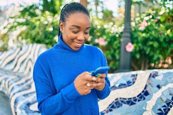 Joven Mujer Afroamericana Sonriendo Feliz Usando Smartphone Parque — Foto de Stock